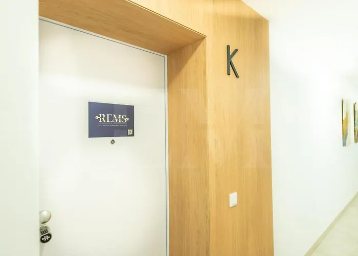 דירה Elegant 2 Bedroom Gem With Terrace And Parking Rems פואנגירולה