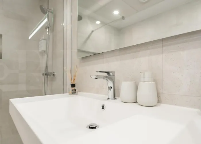 Elegant 2 Bedroom Gem With Terrace And Parking Rems דירה *