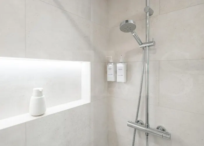 Elegant 2 Bedroom Gem With Terrace And Parking Rems דירה *