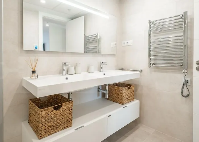 דירה Elegant 2 Bedroom Gem With Terrace And Parking Rems פואנגירולה